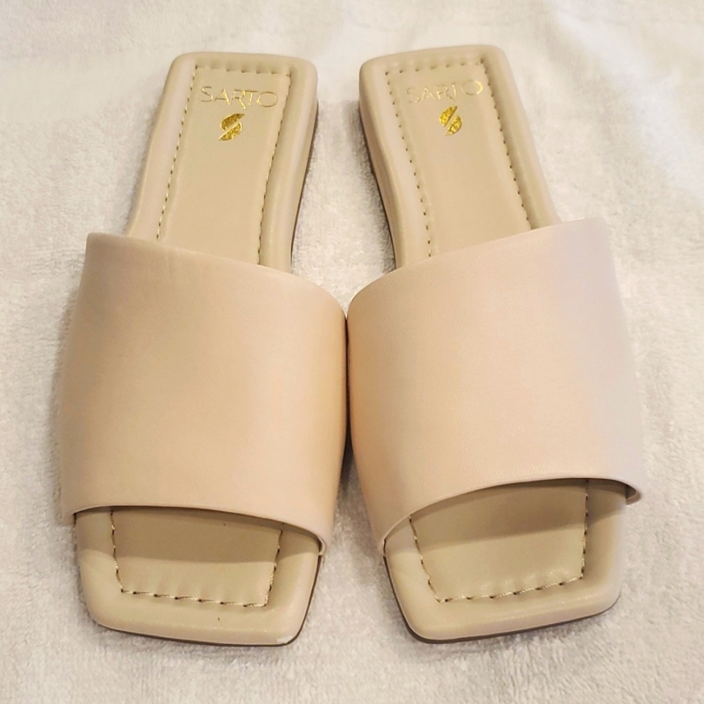 NEW, NEVER WORN IVORY LEATHER SARTO FLAT SLIDES SIZE 9.5M